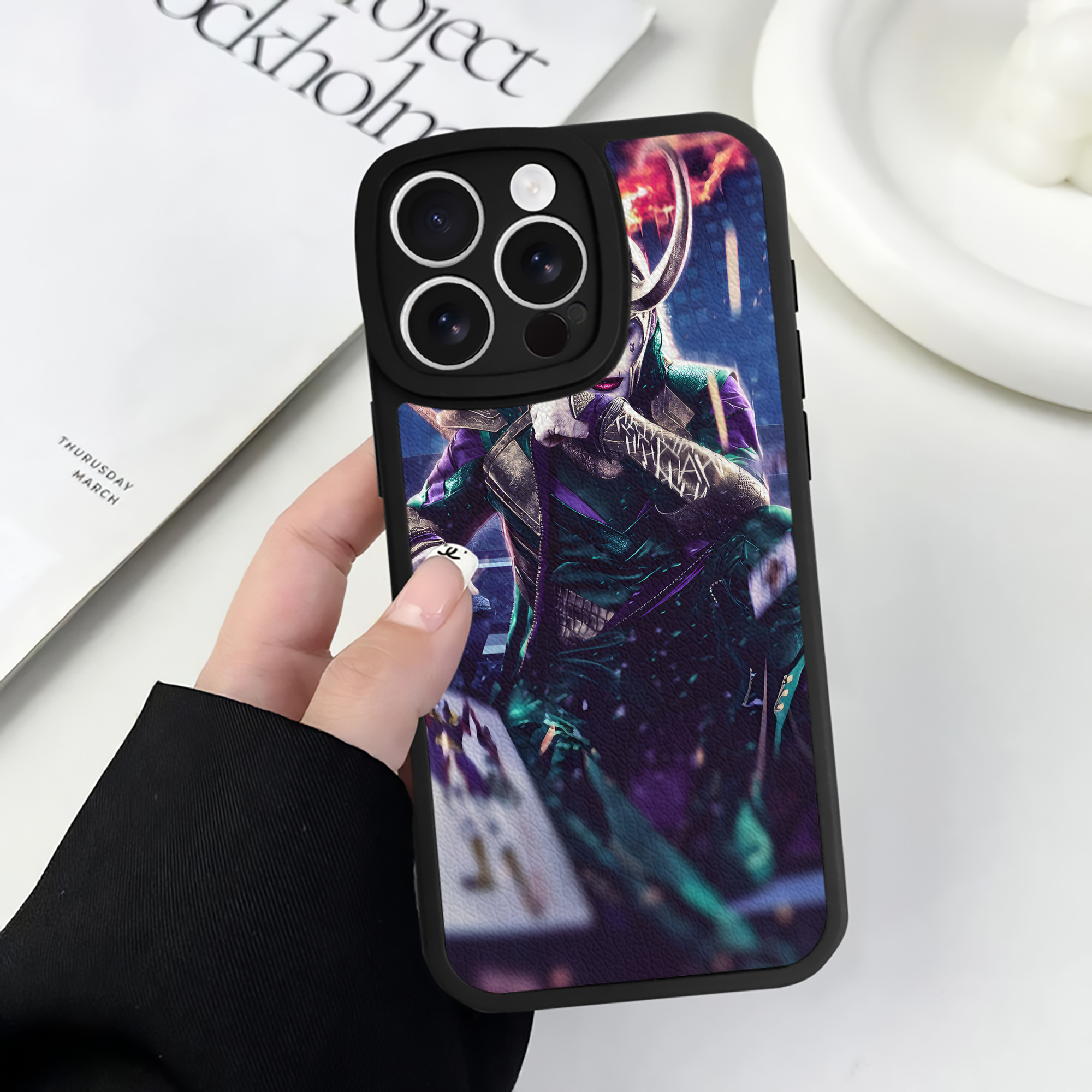 （画像用） アベンジャーズ The Avengers 【iPhone 16シリーズ対応】シリコンスマホケース（レザー調） 材質：シリコン